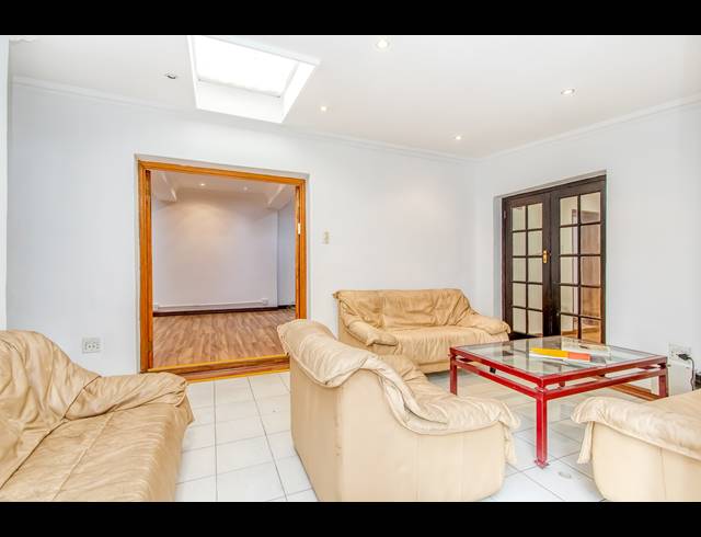 M² OFFICE TO LET IN THE GARDENS